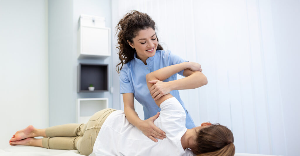 Photo d'une kinésithérapeute en consultation