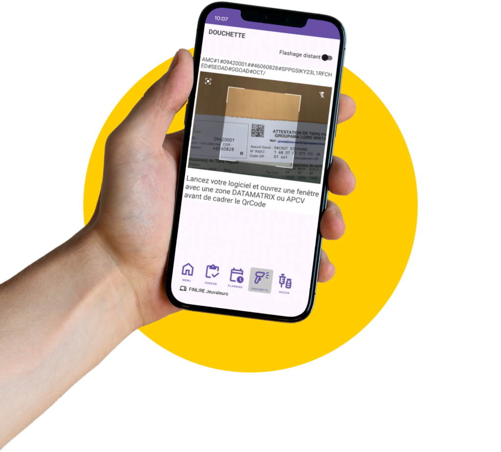 Main tenant un téléphone ouvert sur l'application MobilePratik