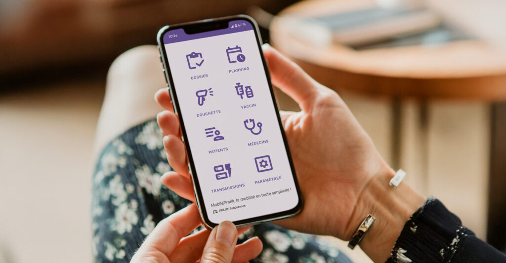 Vue de l'application MobilePratik sur téléphone dans une main de femme